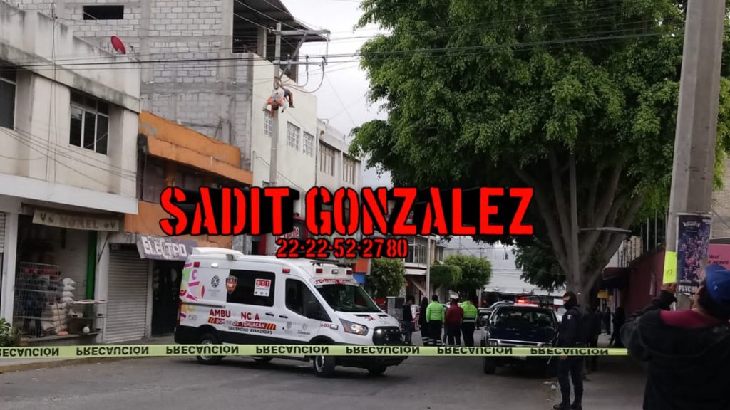 Muere hombre electrocutado en lo alto de un poste en Tehuacán