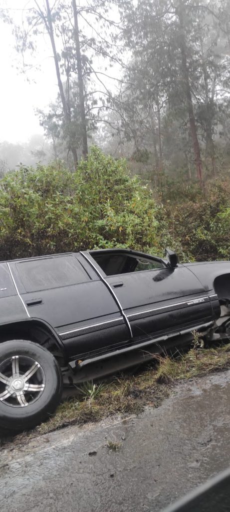 Camioneta vuelca a orilla de la México-Tuxpan