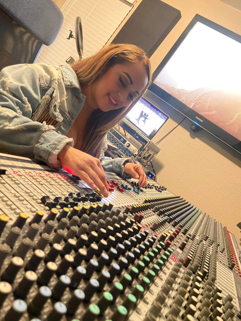 Erika Renée incansable al promocionar “Acércate”