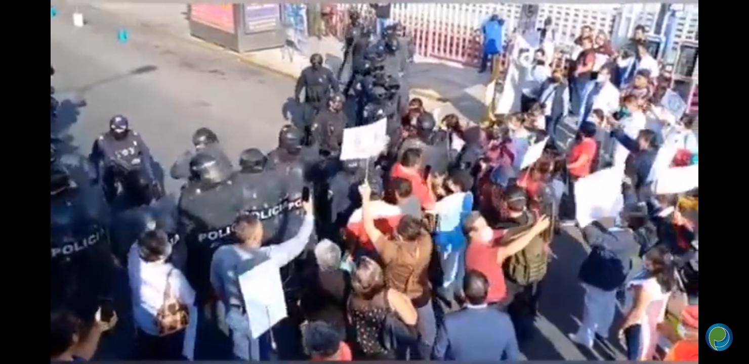 Video desde Puebla: Desalojan a trabajadores del Issste de vialidad en San Manuel