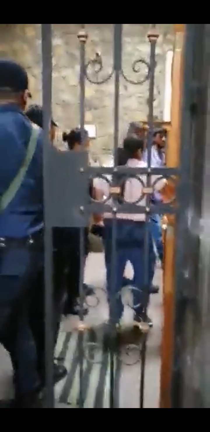 Video desde Puebla: Policía municipal de Juan Galindo golpeó a indefensa mujer en la comandancia