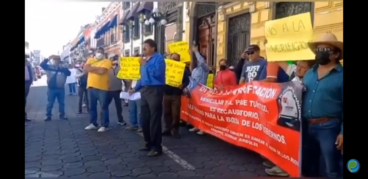 Video desde Puebla: Encabezadas por ex diputada del PRD, siguen las manifestaciones contra la verificación vehicular