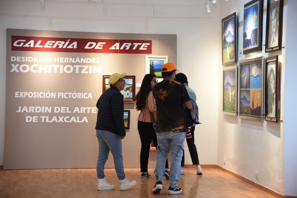 Aprecian visitantes exposición “Un jardín en el Palacio”, en la galería municipal Desiderio Hernández Xochitiotzin
