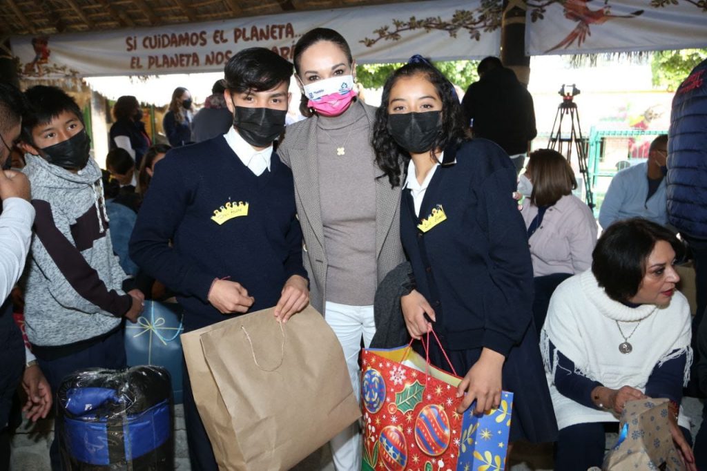 Niñas, niños y adolescentes fueron apadrinados por integrantes del cabildo y titulares del ayuntamiento de puebla con motivo del día de reyes