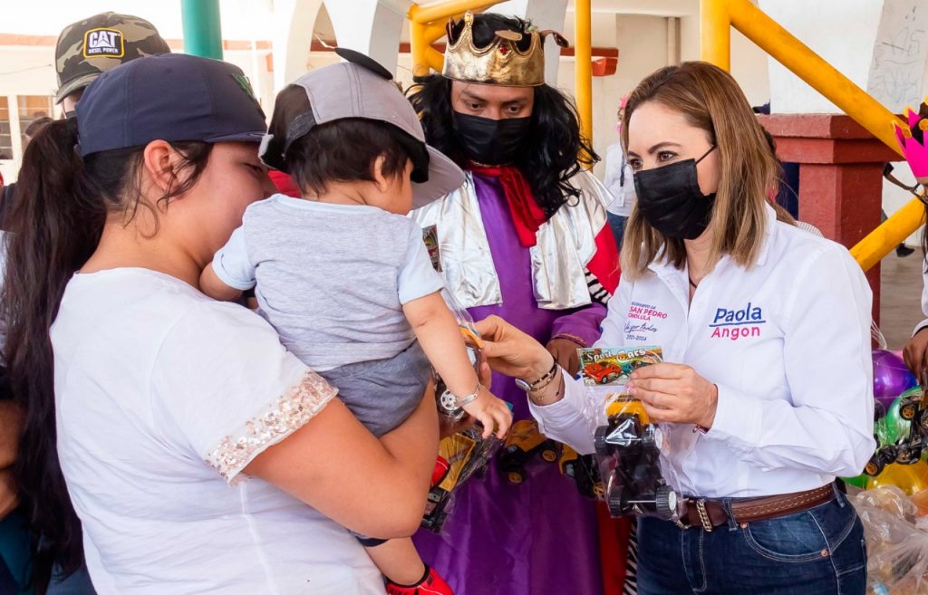 Entregó DIF Cholula juguetes a pequeños de las juntas auxiliares en la “Caravana de reyes”