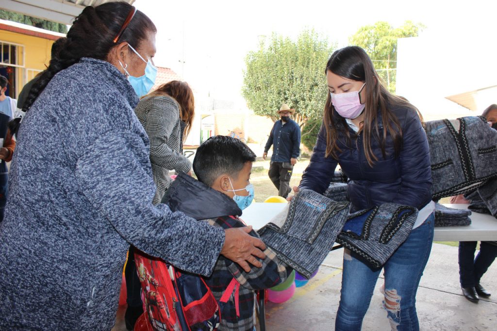 “Abrazando a la infancia” beneficia a niños de preescolar, cuidándolos del frío: María de la Barreda
