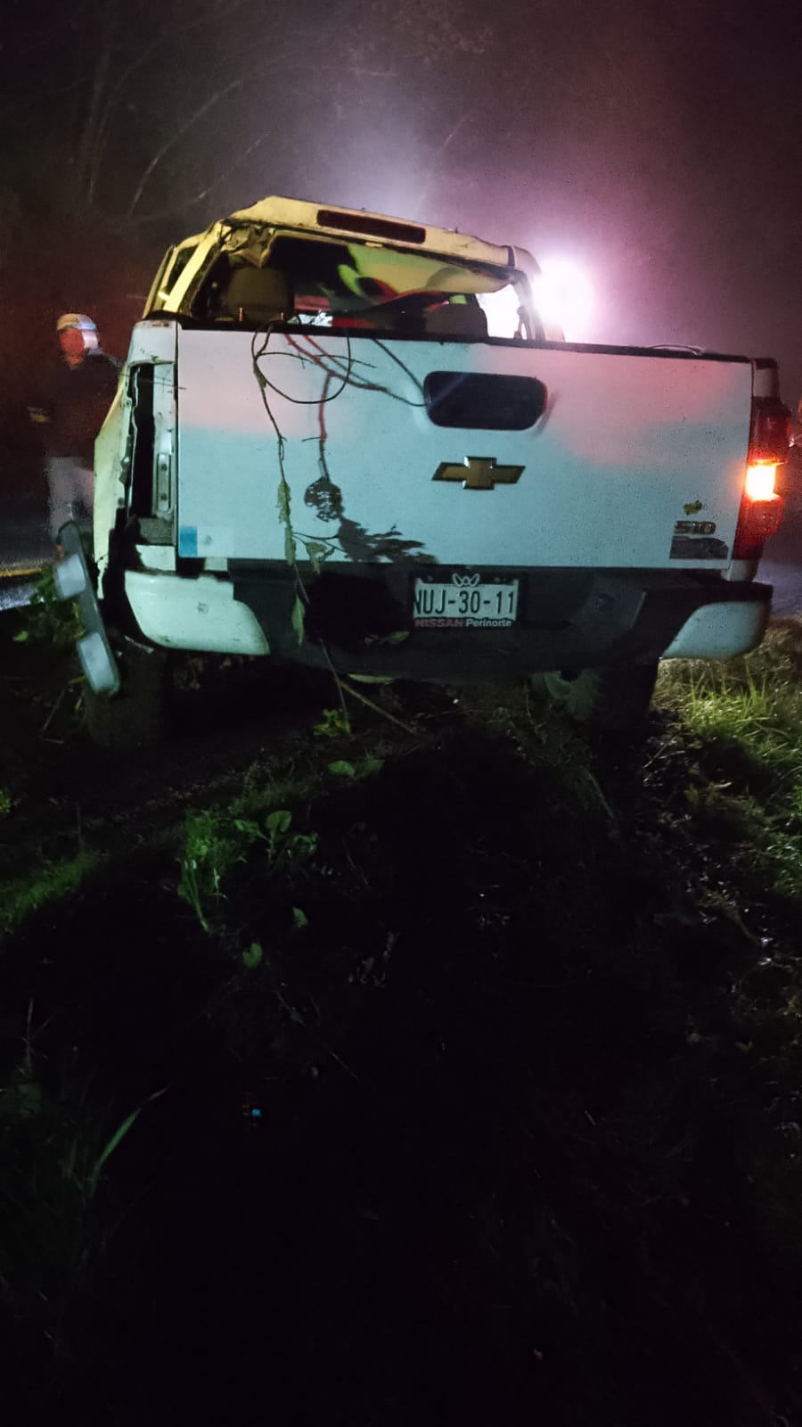 Camioneta se sale de la carpeta asfáltica en Huauchinango; sin lesionados