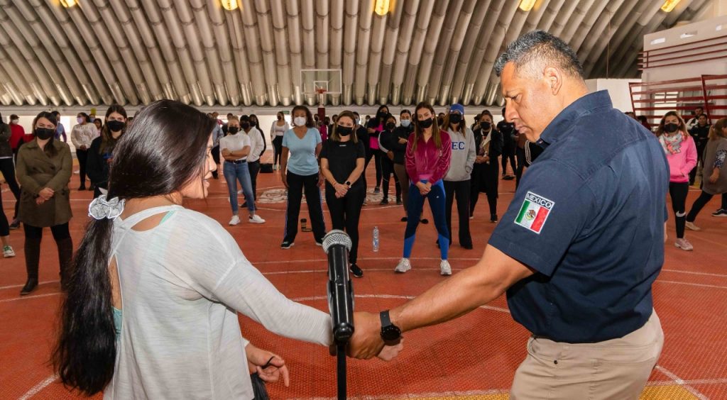 Primera mexicana en competir en la UFC imparte curso de defensa a mujeres cholultecas