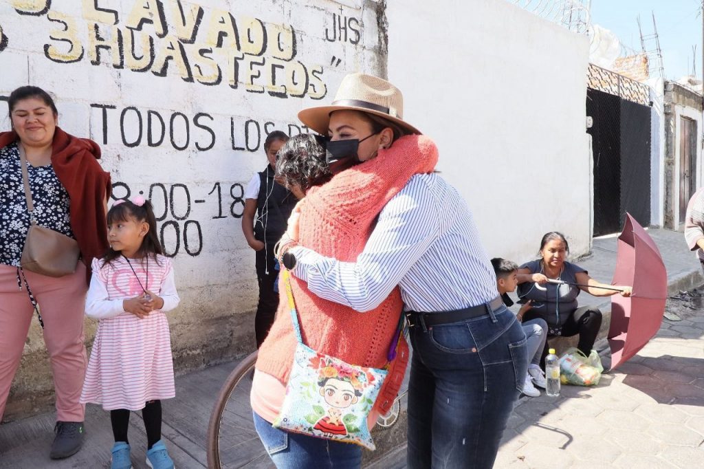 Supervisa Paola Angon calentadores entregados en El Barrio De Jesús, para la economía de las familias