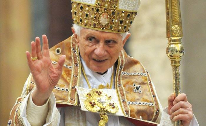 Benedicto XVI, mejor papa que prefecto