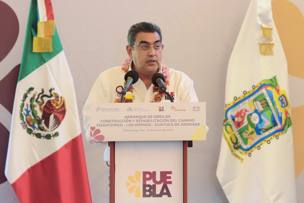 Gobernador Céspedes Peregrina  inició obras carreteras en Tehuitzingo