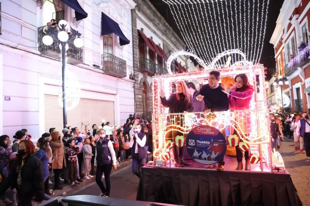 Más de 60 mil personas, en el desfile de los Santos Reyes de Puebla capital