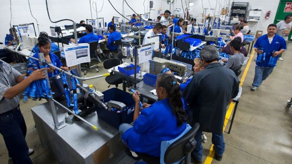 El personal ocupado total del sector manufacturero creció 0.1 % a tasa mensual