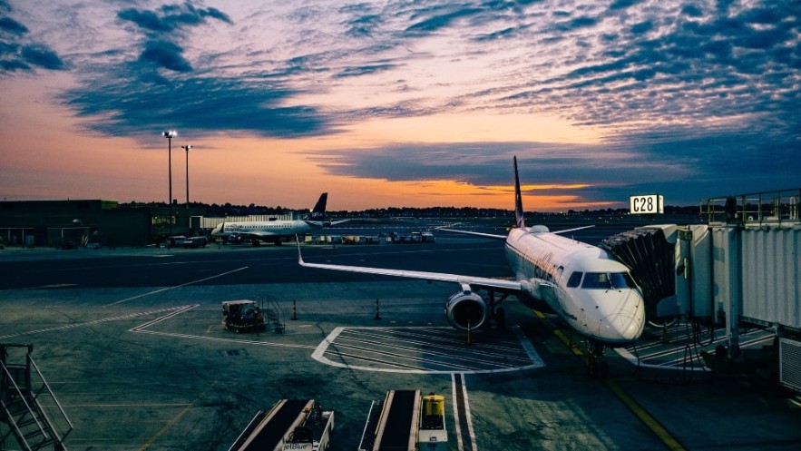 ¿Cuál es el impacto de la cancelación de vuelos de corta duración en las emisiones de CO₂ y la conectividad internacional?