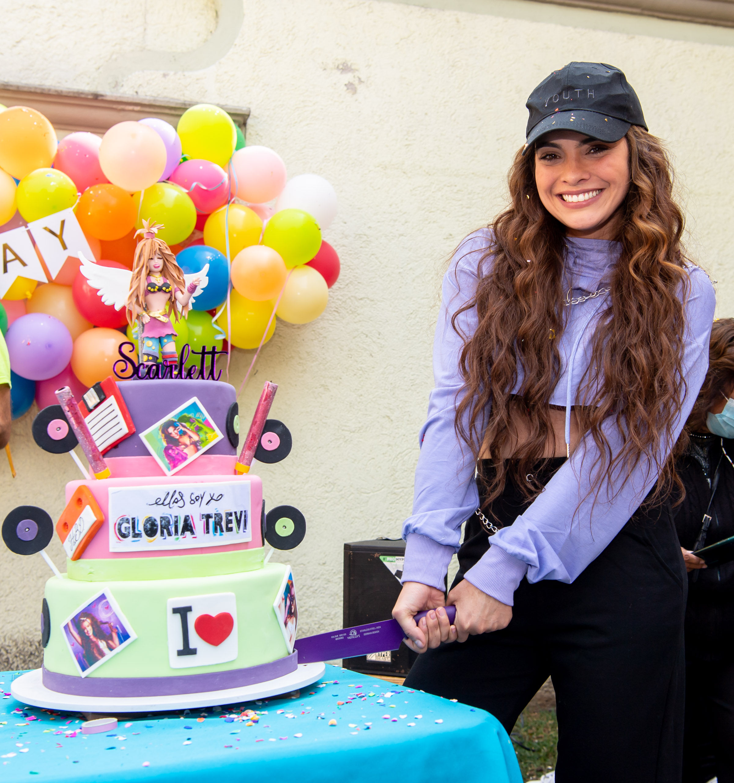 Durante locación de “Ellas soy yo” le festejan cumpleaños a Scarlet Gruber