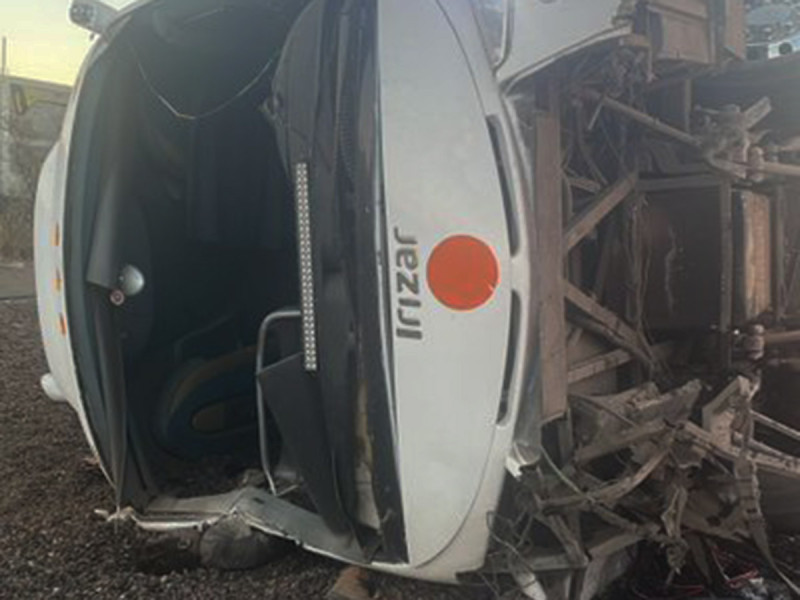 Vuelca autobús con peregrinos en la México-Puebla; reportan 3 muertos y 21 lesionados