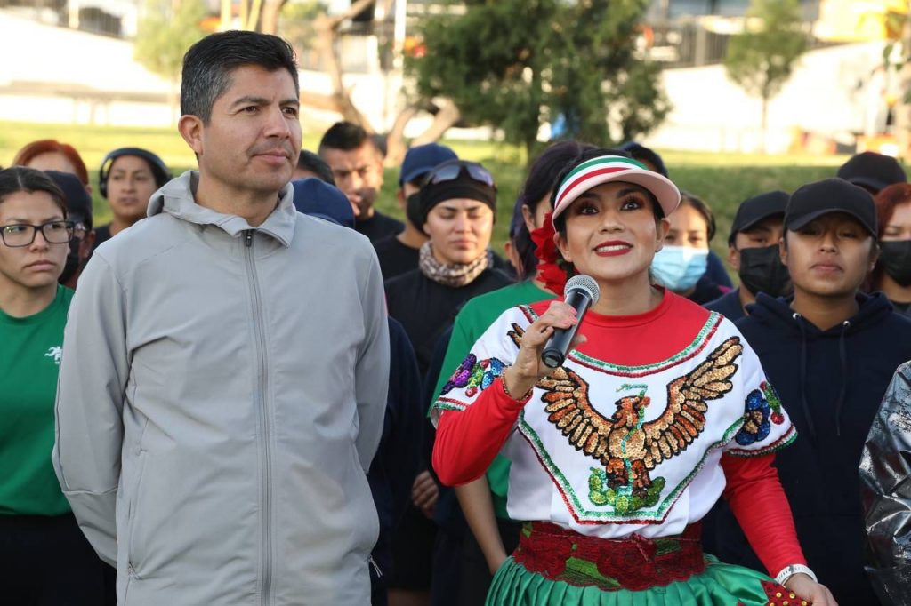Presentan la medalla y playera de la carrera Contigo Mujer