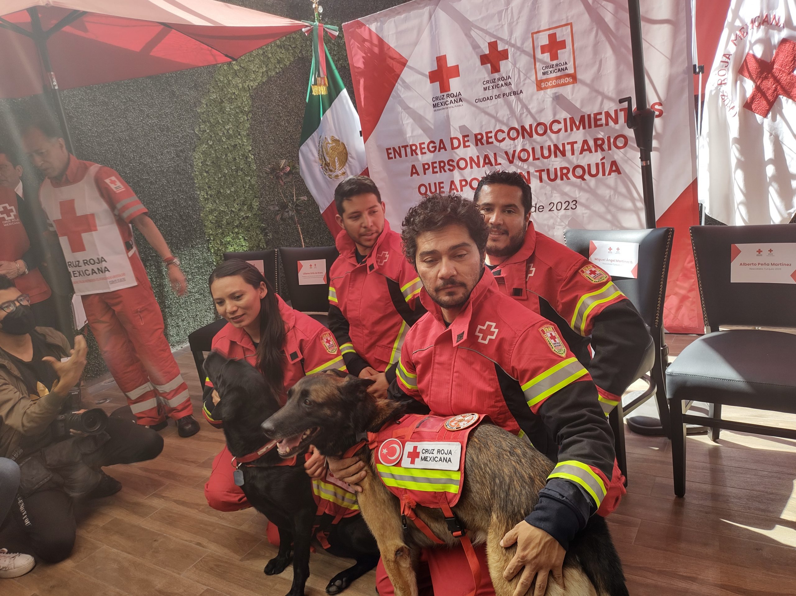 Socorrista y binomios de K9 de la Cruz Roja Puebla, reconocidos por rescates en Turquía