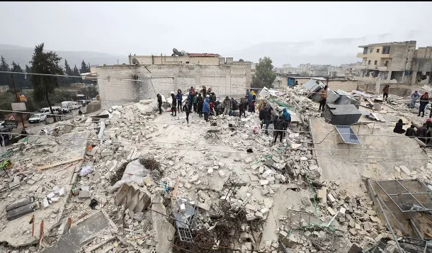 Presidente turco visita zona de desastre mientras crece la indignación por las labores de rescate