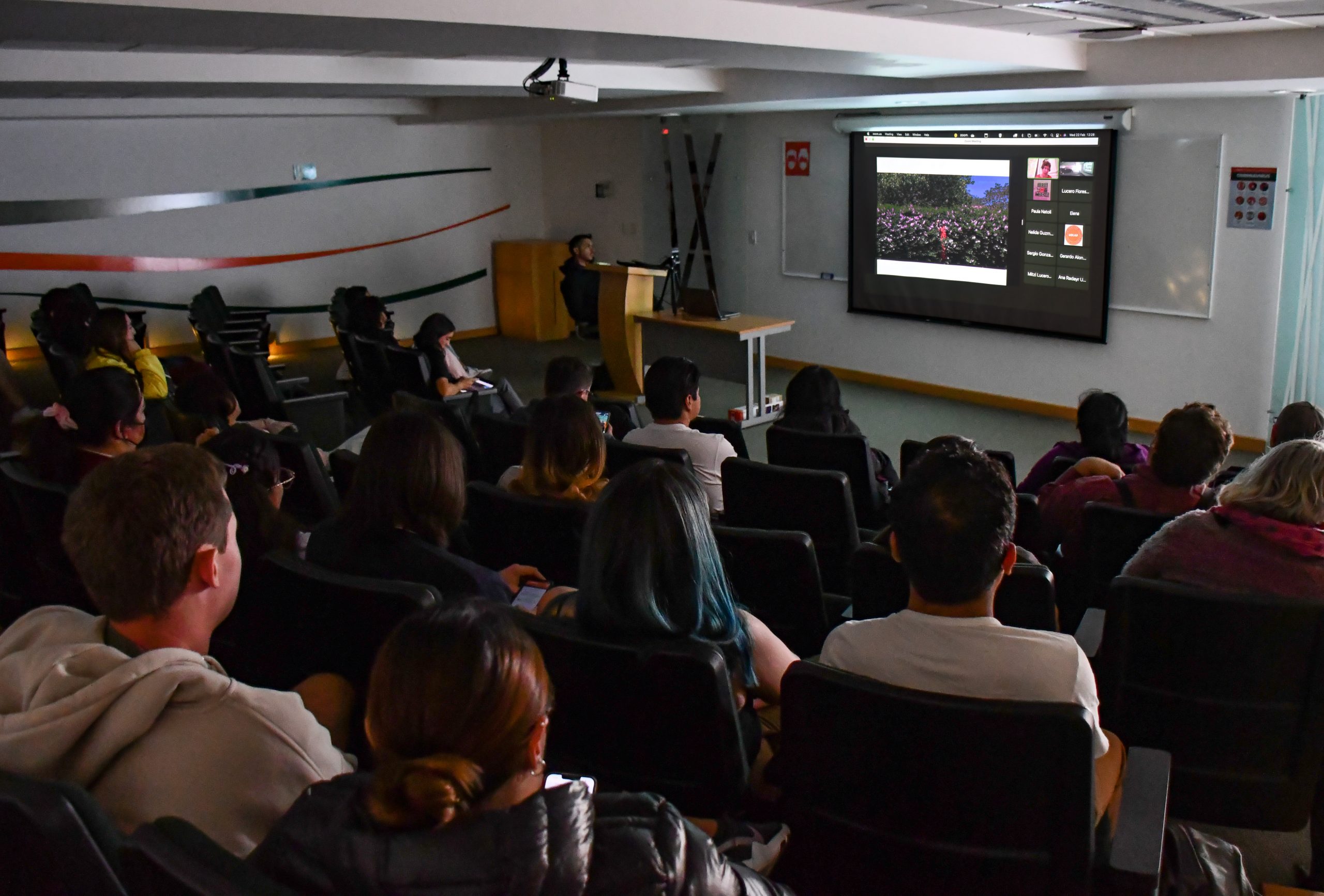 Estudiantes de Artes Plásticas UDLAP se reúnen con artista internacional