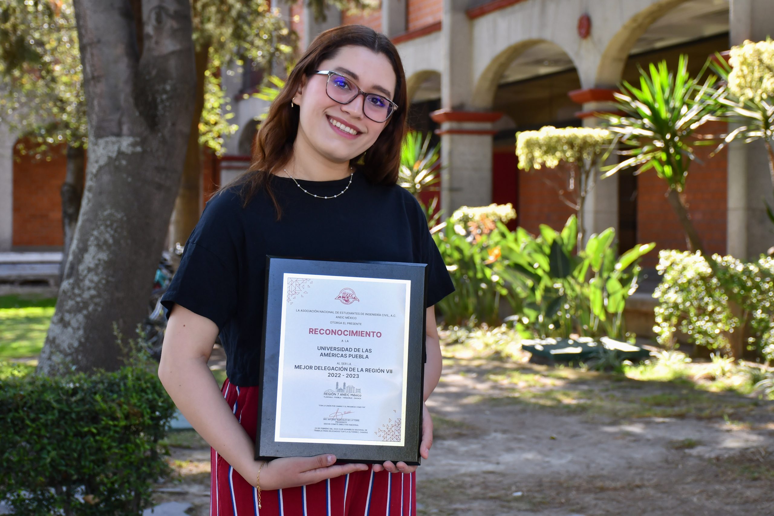Delegación de estudiantes UDLAP reciben reconocimiento de ANEIC México