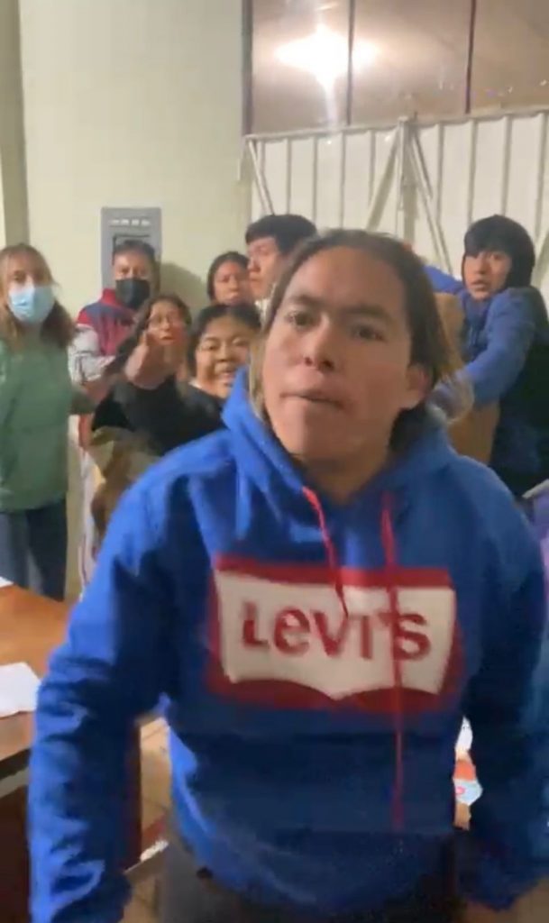 Video desde Puebla: “De aquí no sales viva”, así amenazaron a la presidenta de Tepeyahualco en la toma del ayuntamiento