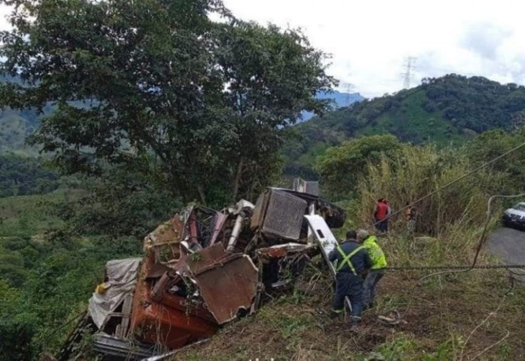 Tres lesionados y daños materiales por accidente en Jalpan