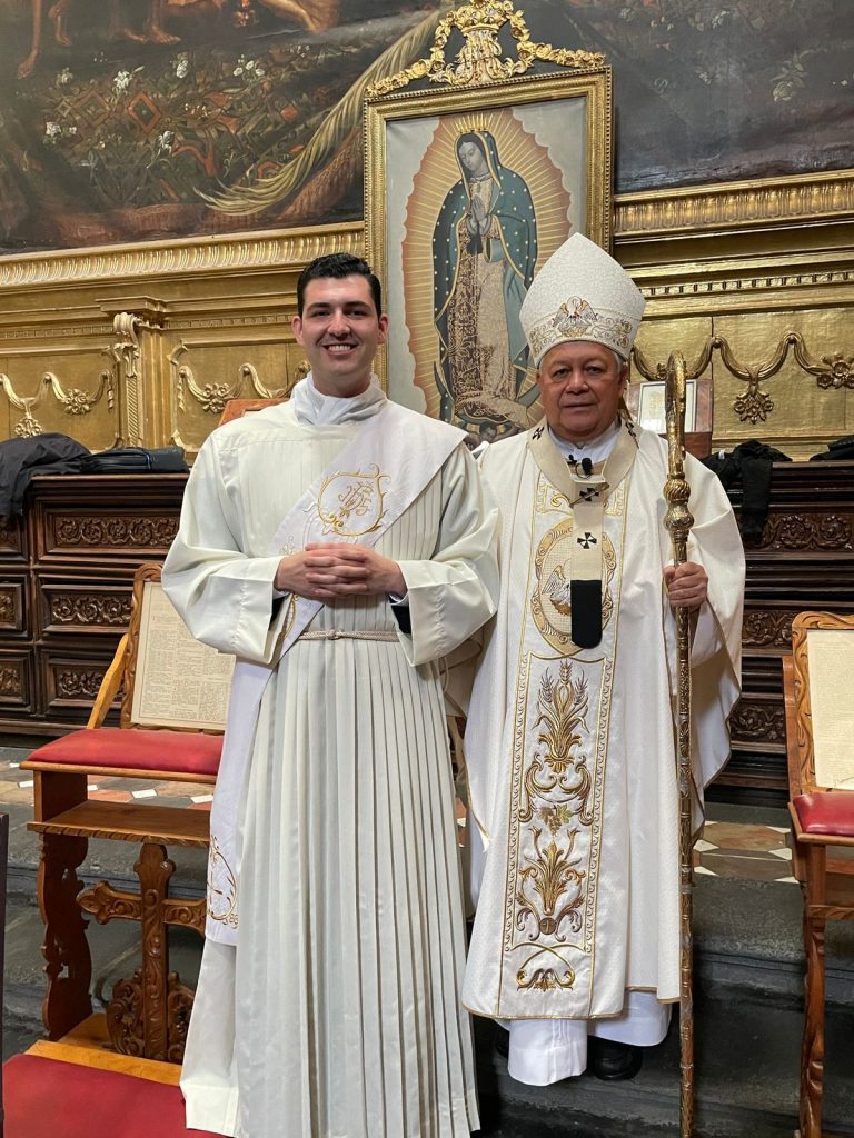 Video desde Puebla: Realiza el arzobispo ordenación de un nuevo presbítero