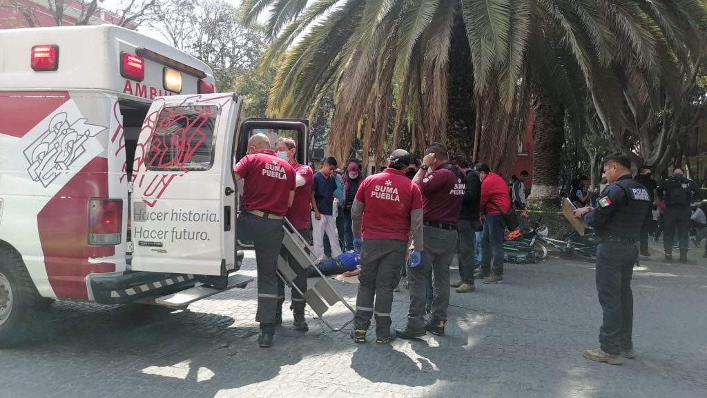 Video: Elemento de Vía Pública cayó de vehículo y fue agredido por ambulantes