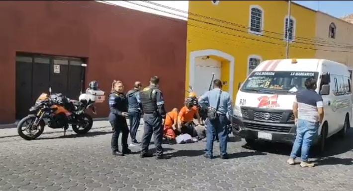 Video desde Puebla: Transporte público atropella a mujer en el centro