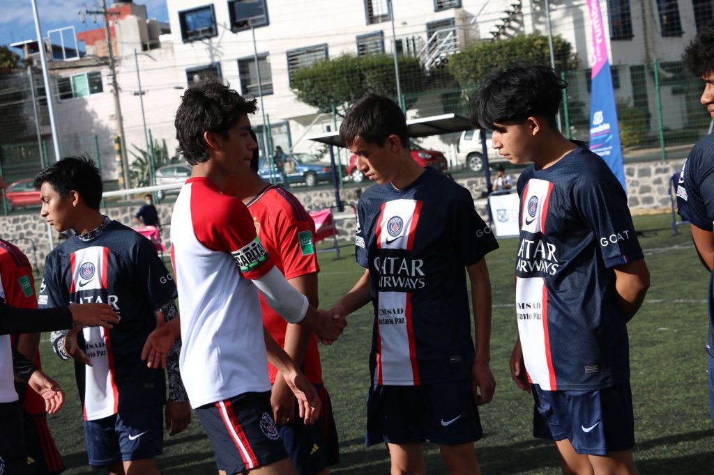 Rueda el balón en el torneo de prepas y secundarias en Puebla capital