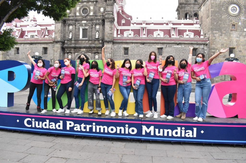 Reconocen a guías de turistas