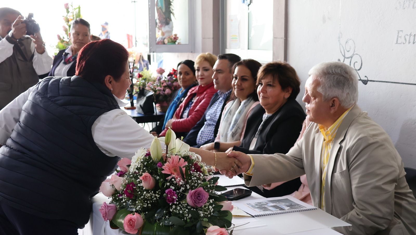 Abuelitos celebran con el presidente Carlos Peredo, el Segundo Aniversario de la Estancia de Día
