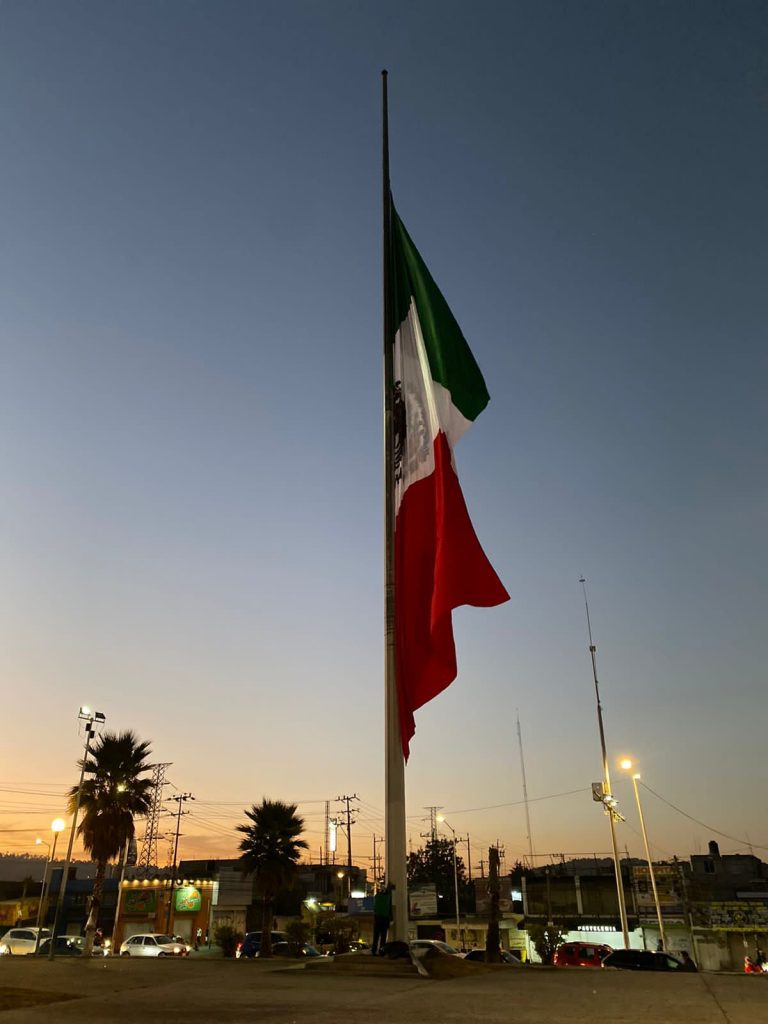 Fotonota: Dan mantenimiento a inmuebles con la bandera nacional