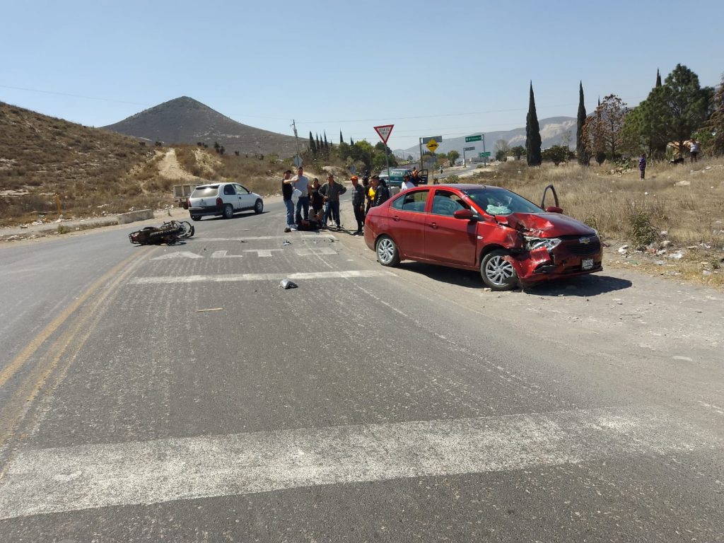 Motociclista grave; embestido por un automóvil en Tehuacán