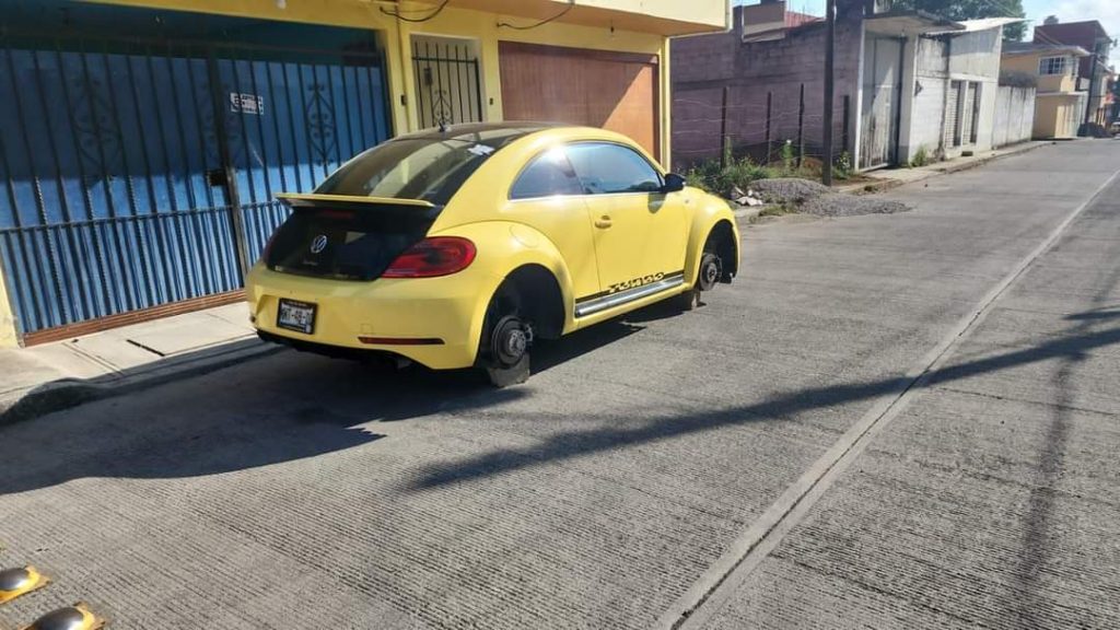 Fotonota: Dejan sin llantas al menos 3 autos de una misma calle de Huauchinango