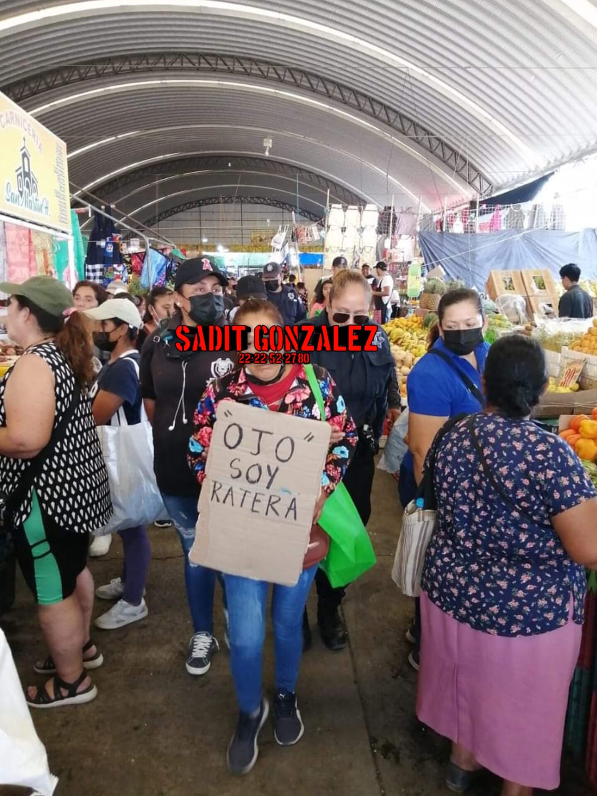 Detienen y exhiben a mujer por robar y asaltar en mercado de Izúcar