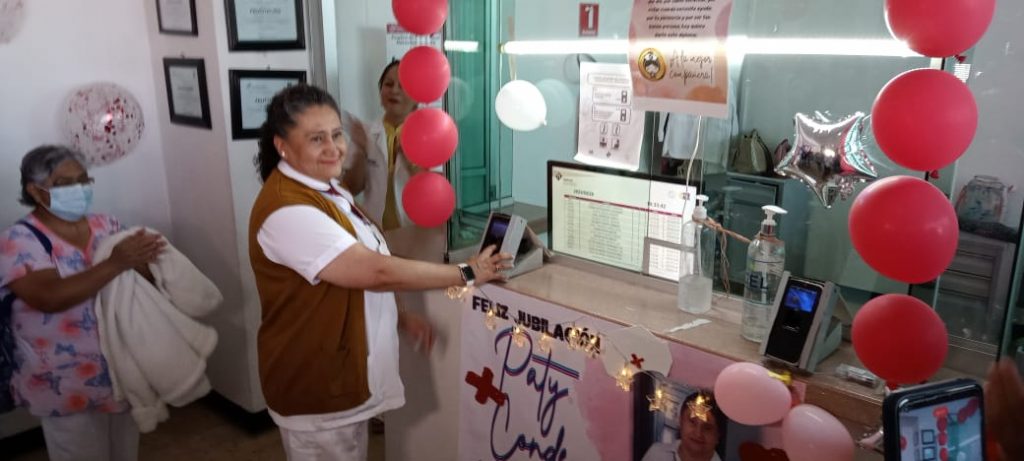 Se jubila Patricia Conde tras 37 años de servicio en el ISSSTEP