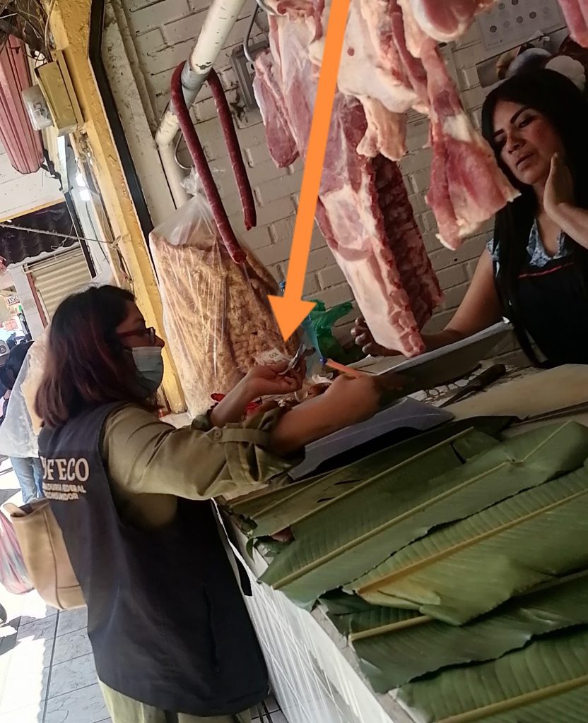 Acusan a empleada de Profeco de cobrar por supuesta verificación de básculas