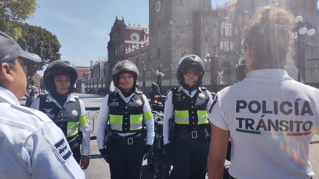 Multa de hasta mil 200 por estacionarse en doble fila