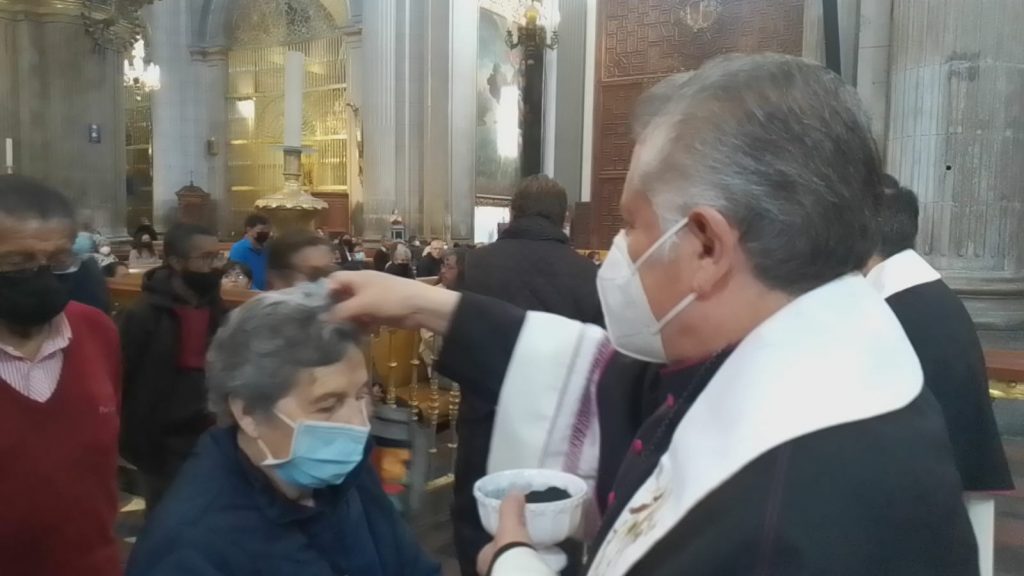 Fieles católicos acuden a la catedral angelópolitana en este Miércoles de Ceniza