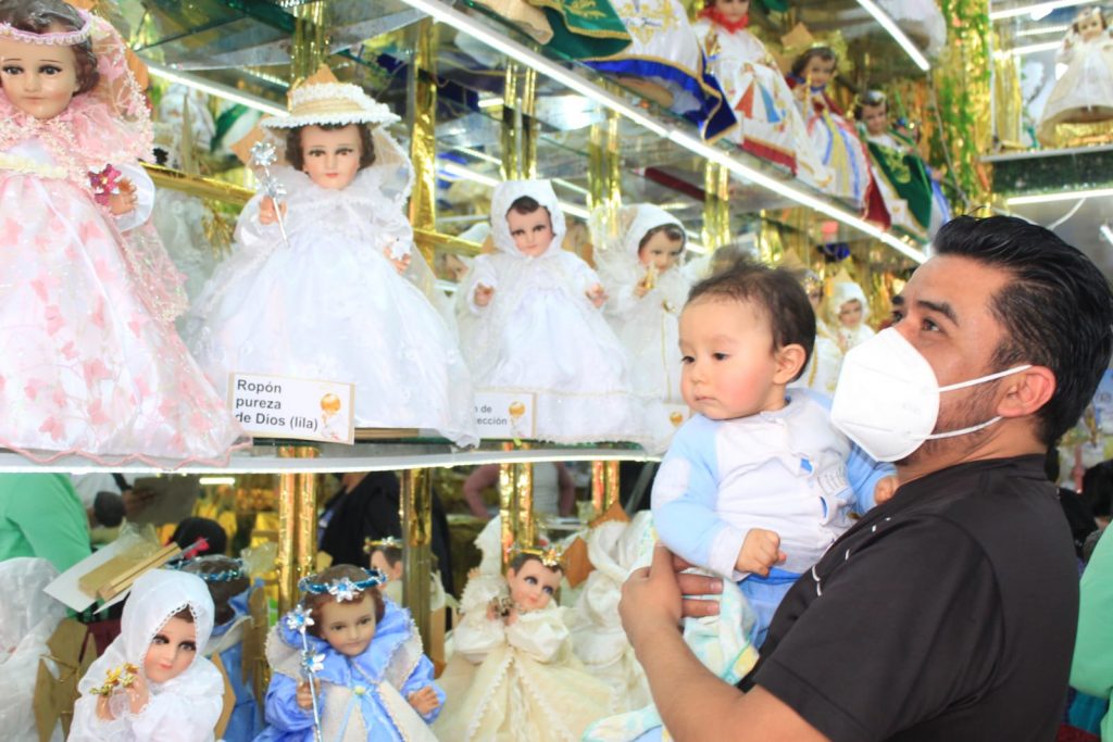 Poblanos católicos acudieron a vestir a su niño Dios por el dia de la Candelaria 
