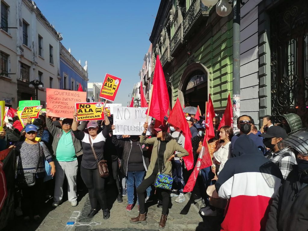 Se manifiestan transportistas ante comparecencia de la secretaria de Movilidad, Elsa Bracamonte