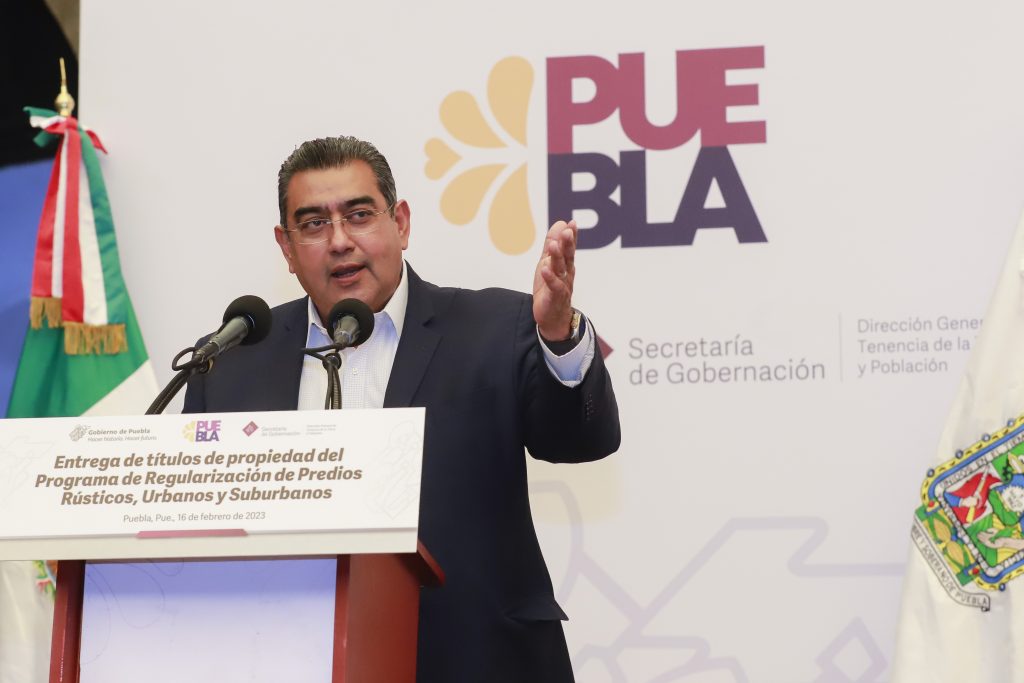 Céspedes Peregrina entrega 181 títulos de propiedad de predios regularizados