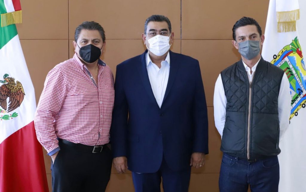 Gobernador Sergio Salomón Céspedes y Carlos Martínez Amador dialogan a favor de Puebla