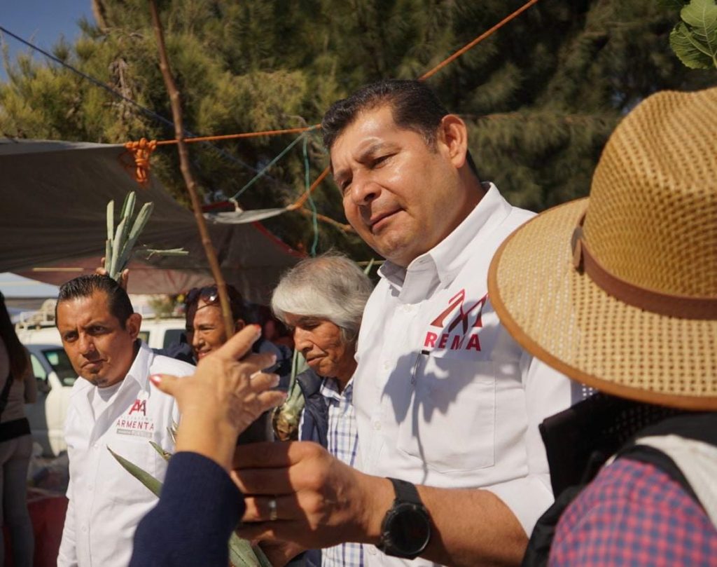 Armenta entrega magueyes en la mixteca para el mejor aprovechamiento de nuestros recursos naturales