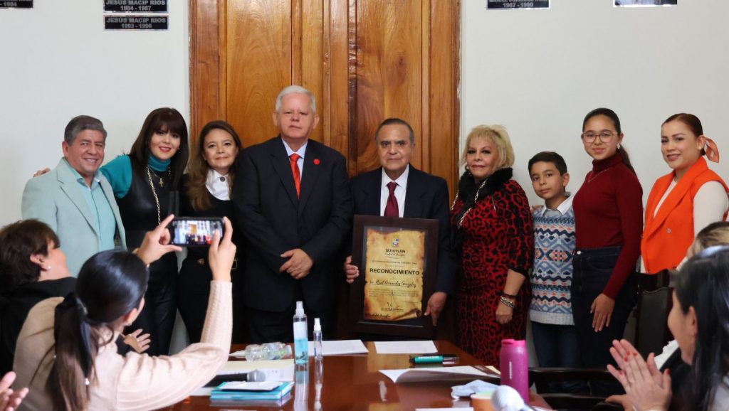 “Honor a quien Honor Merece”, gobierno de Carlos Peredo reconoce a médicos destacados