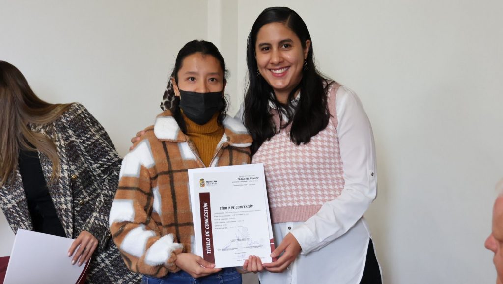 Gobierno de Carlos Peredo entrega 33 concesiones a locatarios del mercado Plaza del Venado