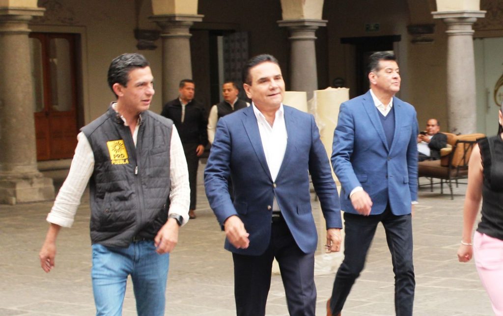 Silvano Aureoles  y Carlos Martínez toman protesta a delegados políticos del PRD en Puebla
