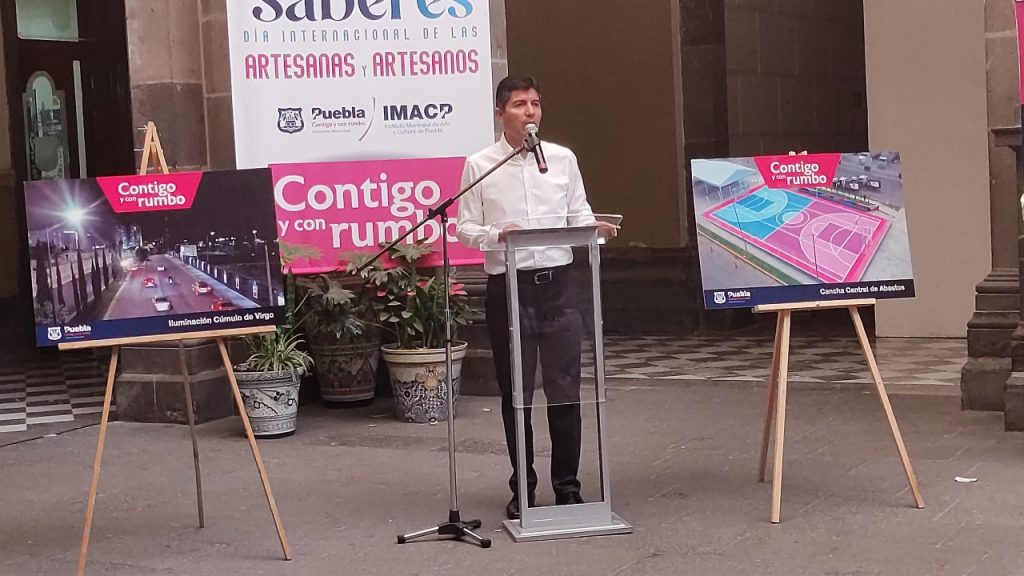 Video desde Puebla: Fueron separados del cargo los 2 policías municipales acusados de violación, informó Eduardo Rivera